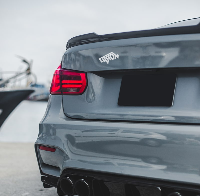 Samolepka bílá - transparentní pozadí